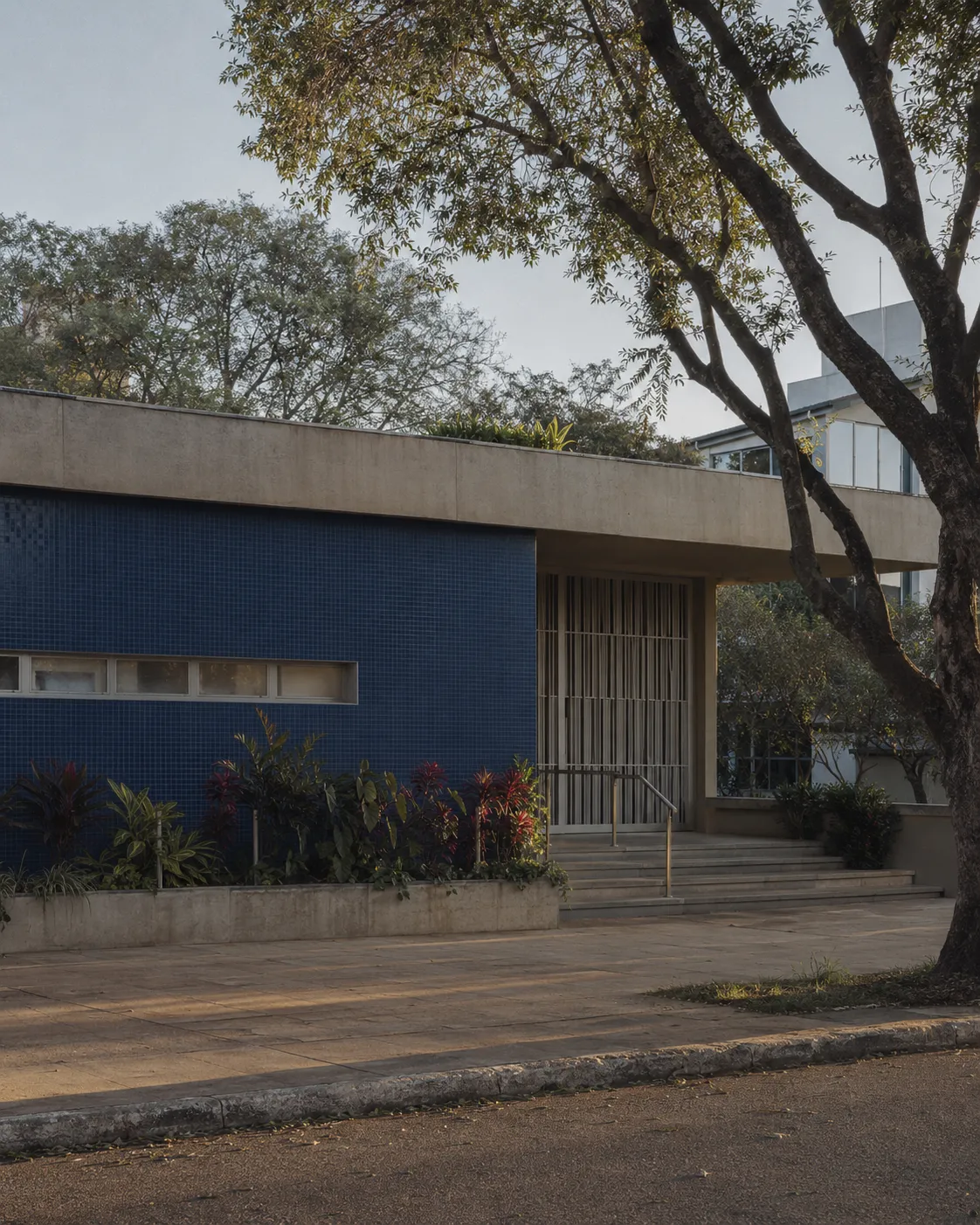 Fachada de uma clínica em um bairro de Brasília, ao fim da tarde