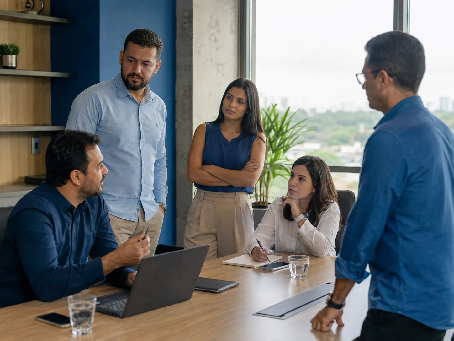 Equipe da DF Corretora reunida na sala de reunião do escritório