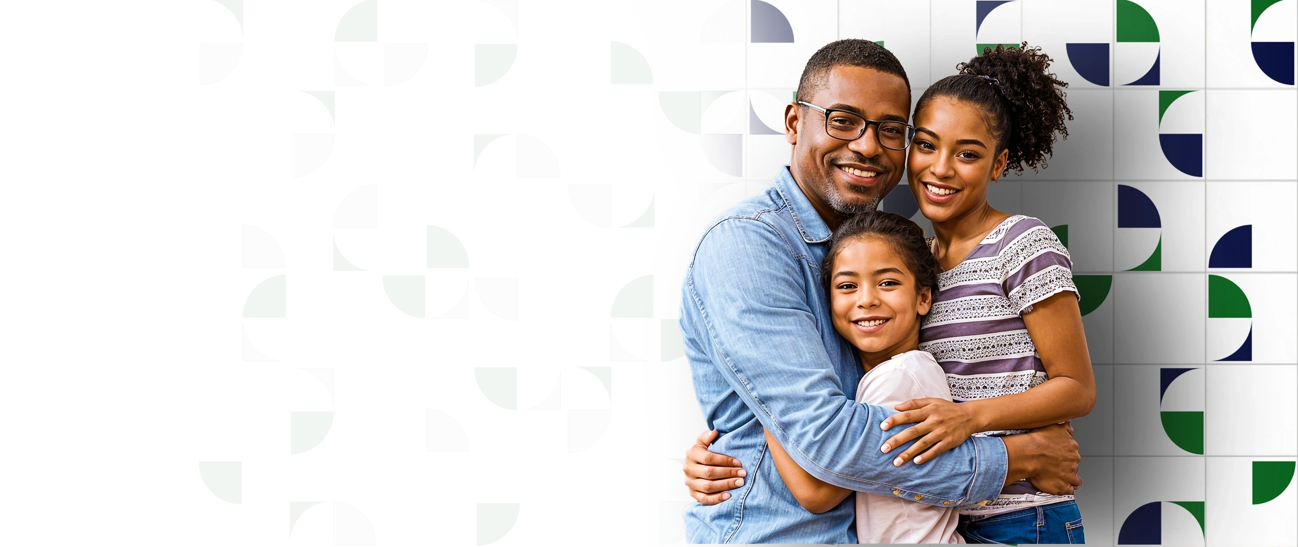 Família abraçada e sorrindo