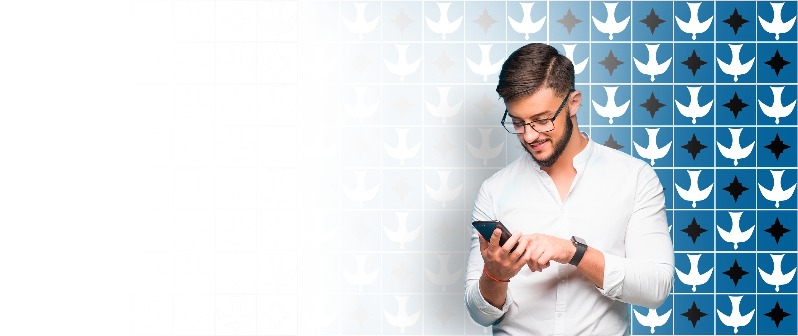 Homem consultando o celular